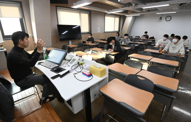 지난달 17일 서울 관악구 서울대 조선해양공학과 강의실에서 학생들이 현대중공업그룹과 서울대가 함께 개설한 ‘스마트 오션 모빌리티’ 대학원 융복합과정 수업을 듣고 있다. 김동훈 기자