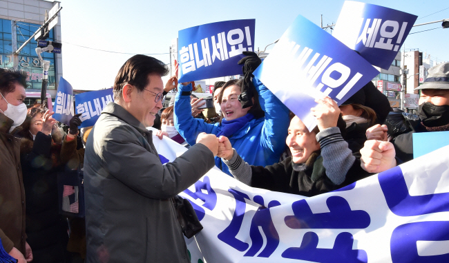 ‘성남FC 후원금’ 특혜 의혹 사건으로 검찰의 소환통보를 받은 이재명 더불어민주당 대표가 22일 오전 경북 안동 중앙신시장을 방문해 지지자들과 인사를 나누고 있다.  뉴시스