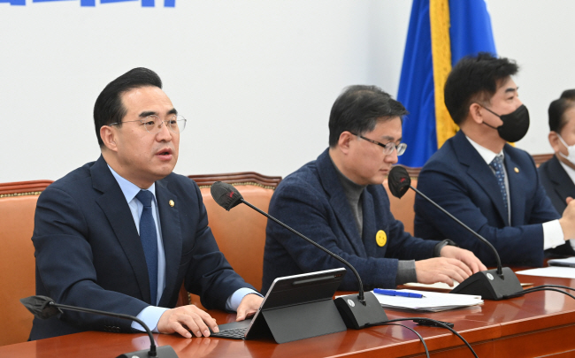 22일 오전 박홍근(왼쪽) 더불어민주당 원내대표가 국회에서 열린 정책조정회의에 참석해 발언하고 있다. 왼쪽부터 박 원내대표, 김성환 정책위원회 의장, 김병욱 정책위 수석부의장.  김동훈 기자