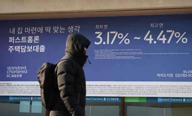 22일 오전 서울 시내 한 시중은행 외벽에 대출 관련 상품 안내문이 붙어 있다. 박윤슬 기자