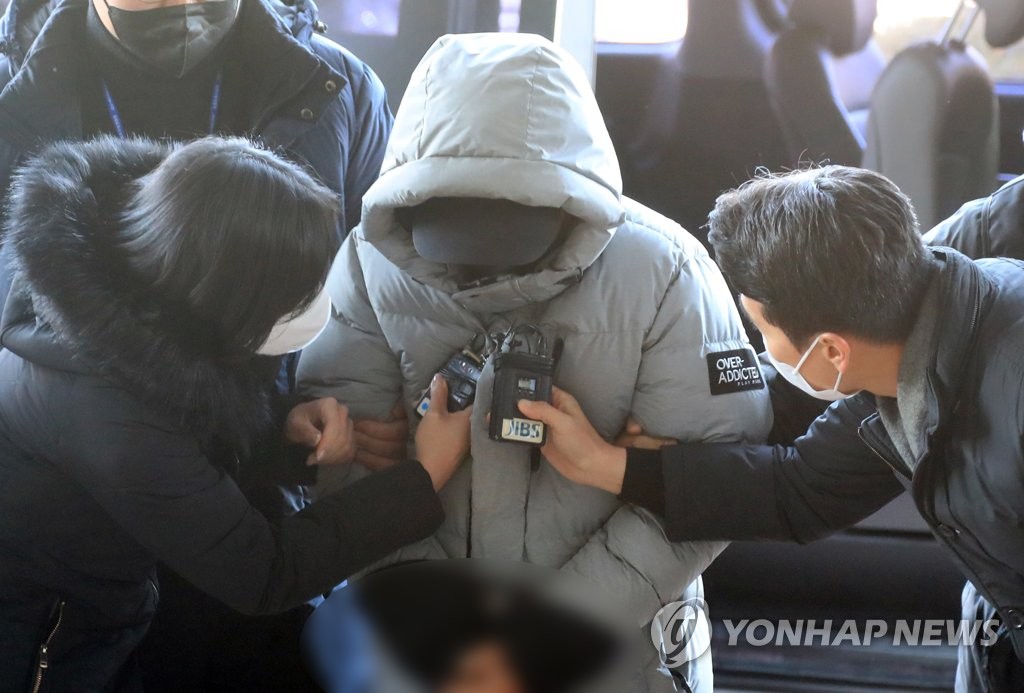 (제주=연합뉴스) 제주지역 유명 음식점 대표를 살해한 혐의를 받는 50대 남성 피의자가 20일 오전 제주동부경찰서 유치장으로 압송되고 있다. 2022.12.20