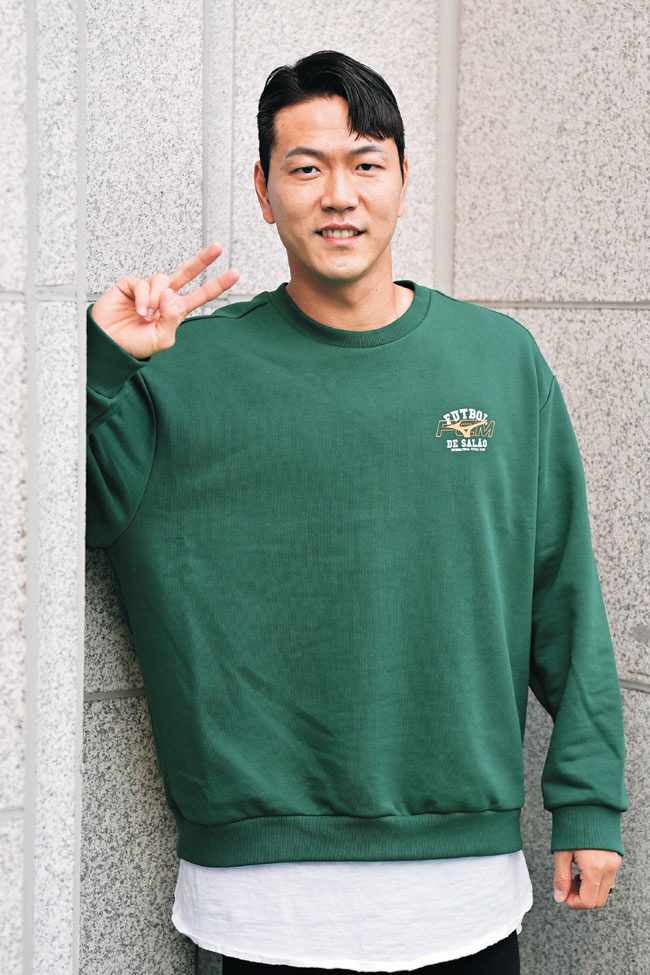 2022 카타르월드컵 축구 국가대표 수비수 김영권이 지난 15일 문화일보를 방문, 인터뷰에 앞서 카메라 앞에서 포즈를 취하고 있다. 김영권은 H조 포르투갈과의 3차전에서 동점골을 넣으며 짜릿한 역전승의 발판을 놓았다.  문호남 기자