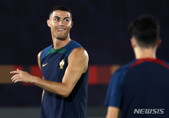 [알샤하니야(카타르)=뉴시스] 포르투갈 축구대표팀 호날두가 1일(현지시간) 오후 카타르 알 샤하니야 스포츠클럽 트레이닝센터에서 훈련을 하고 있다. 2022.12.01.