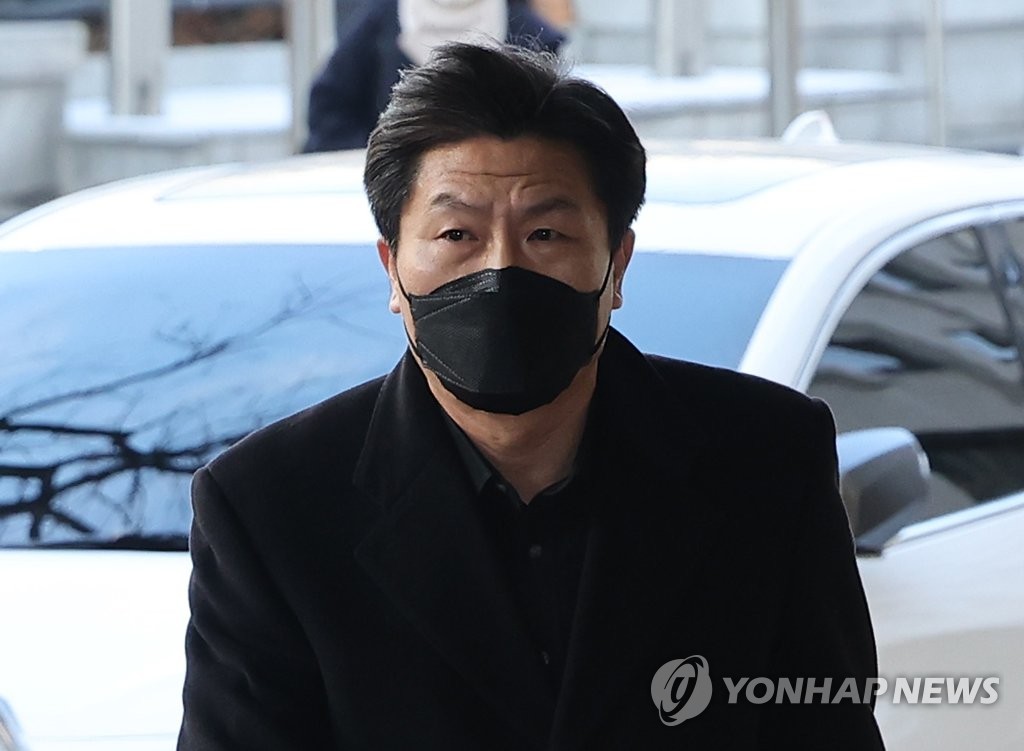 (서울=연합뉴스) 이태원 참사에 부실 대응했다는 의혹이 제기된 이임재 전 용산경찰서장(총경)이 구속 전 피의자 심문(영장실질심사)을 받기 위해 23일 오전 서울서부지법으로 들어서고 있다. 2022.12.23