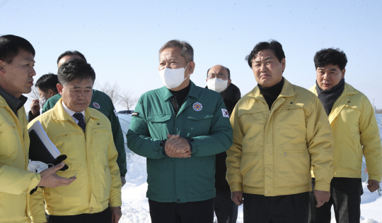 이상민(가운데) 행정안전부 장관이 24일 폭설 피해를 입은 전북 김제시 광활면 한 시설하우스 농가를 찾아 현장을 둘러보고 있다. 연합뉴스