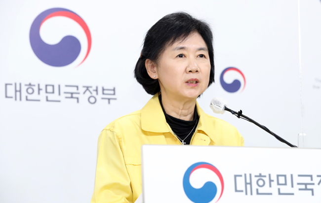 지영미 질병관리청장이 지난 23일 충북 청주시 질병청에서 실내마스크 의무화 조정계획 등을 발표하고 있다. 뉴시스