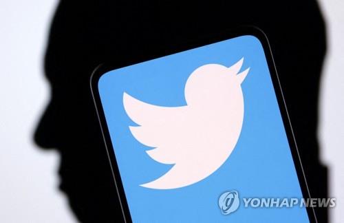 트위터 로고와 일론 머스크 CEO 실루엣[로이터 연합뉴스 자료사진. 재판매 및 DB 금지]
