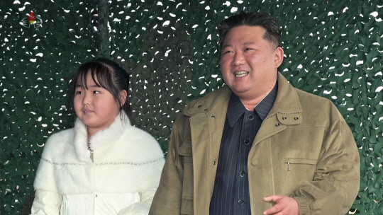 김정은 북한 국무위원장과 딸 김주애의 모습. 조선중앙TV 캡처 뉴시스