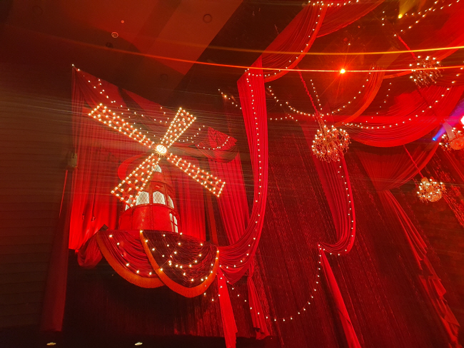 클럽 ‘물랑루즈’의 상징인 풍차 모형이 공연장에 설치돼 있다.