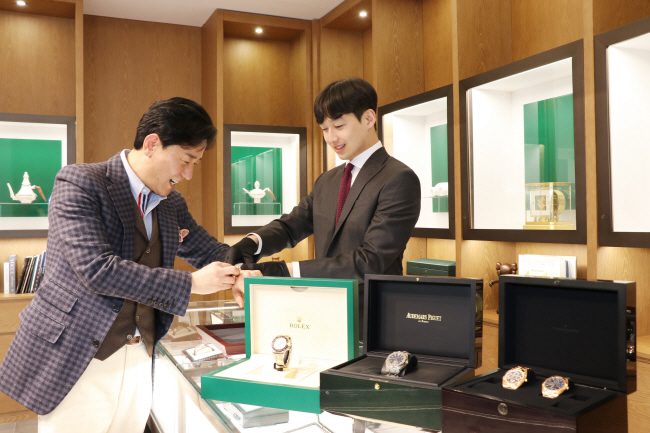 LF 라움워치 매장에서 전문 상담사가 고객에게 명품 시계를 선보이고 있다.  LF 제공