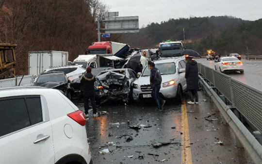 블랙아이스가 원인으로 추정되는 교통사고. 뉴시스