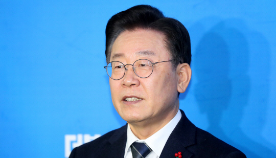 이재명 더불어민주당 대표가 26일 오후 국회에서 검찰 출석 관련 입장을 밝히고 있다. 뉴시스