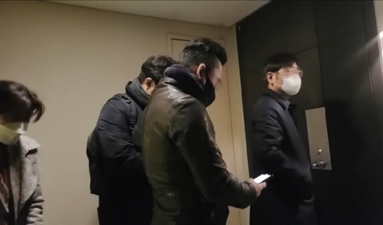 한동훈 법무부 장관 자택 앞에 찾아간 ‘더탐사’ 취재진. ‘더탐사’ 유튜브 채널 캡처