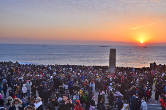 지난 2019년 1월 1일 울산 울주군 간절곶에서 열린 새해 해맞이 축제에서 관람객들이 동해 바다 일출을 바라보며 새해를 맞이하고 있다. 울주군청 제공