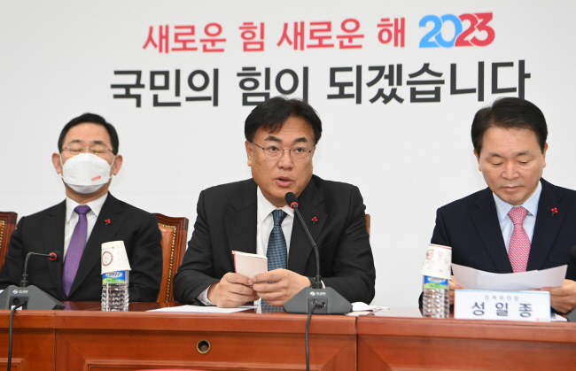 26일 오전 국회에서 열린 국민의힘 비상대책위원회의에서 정진석(가운데) 비대위원장이 주호영(왼쪽) 원내대표, 성일종(오른쪽) 정책위원회 의장 등과 참석해 “성남 FC 후원금 의혹으로 검찰에 28일 소환된 이재명 더불어민주당 대표는 죄가 없다면 당당히 출석해 결백을 입증하라”고 촉구하고 있다. 김동훈 기자