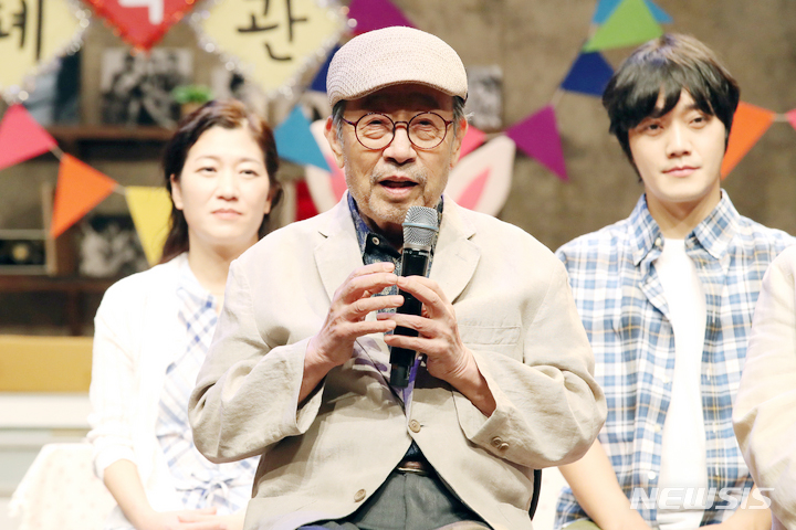 [서울=뉴시스] 박진희 기자 = 연극 ‘넓은 하늘의 무지개를 보면 내 마음은 춤춘다’ 출연 배우 신구가 21일 서울 중구 국립극장에서 언론시연회를 하고 있다. 이날 시연회에는 연출 구태환, 배우 신구, 김재건, 손병호, 박윤희, 성노진, 이성열, 임지환, 이시강, 김성철, 박장면, 조성국, 황세원, 배현아 등이 참석했다.