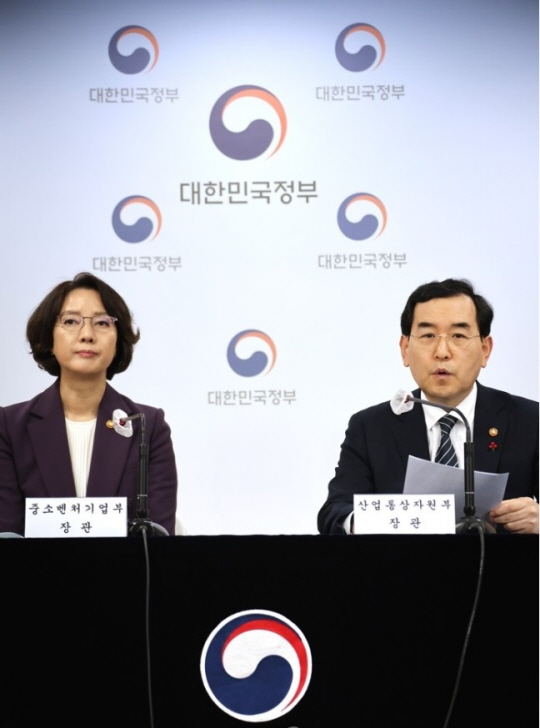 이영(왼쪽) 중소벤처기업부 장관과 이창양 산업통상자원부 장관이 27일 정부서울청사 브리핑실에서 새해 업무보고 관련 브리핑을 하고 있다. 연합뉴스