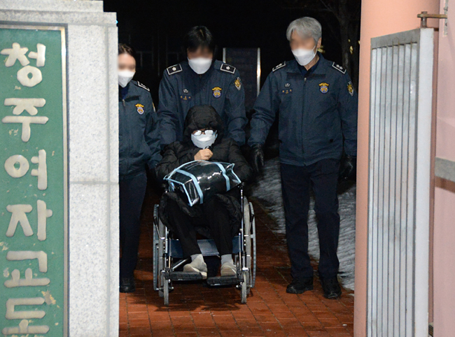 최서원 씨가 26일 오후 한 달간 일시 석방돼 청주여자교도소를 나서고 있다. 뉴시스