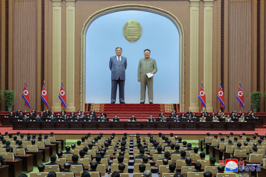 북한이 김정은 국무위원장이 참석한 가운데 지난 26일 저녁 만수대 의사당에서 사회주의헌법 제정 50주년 기념 보고대회가 열리고 있다. 연합뉴스