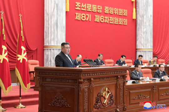 26일 조선노동당 중앙위원회 제8기 제6차전원회의가 열린 당중앙위원회 본부청사에서 김정은 국무위원장이 발언하고 있다. 연합뉴스