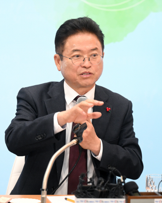 이철우 경북지사가 27일 오후 도청 1층 로비에서 열린 기자간담회에서 질문에 답변하고 있다. 경북도청 제공