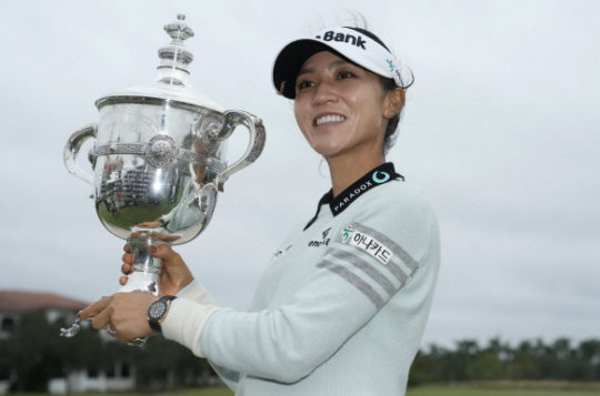 뉴질랜드교포 리디아 고가 지난달 21일(한국시간) LPGA투어 시즌 최종전 CME그룹 투어 챔피언십 우승 트로피를 들고 포즈를 취하고 있다.AP 뉴시스