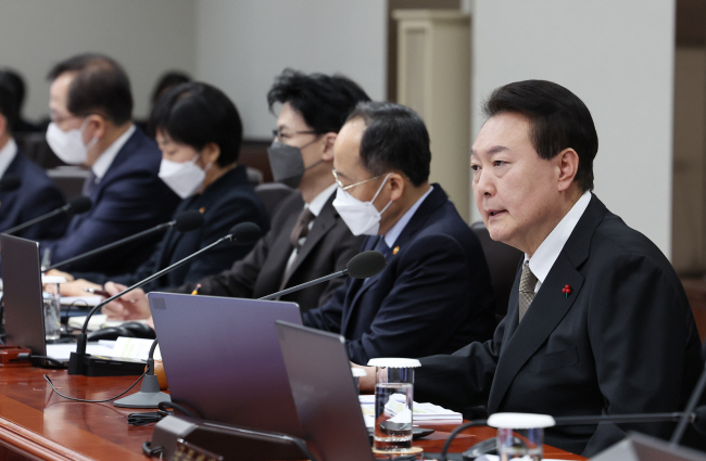 윤석열 대통령이 27일 오전 서울 용산 대통령실 청사에서 국무회의를 주재하며 모두발언을 하고 있다.   연합뉴스
