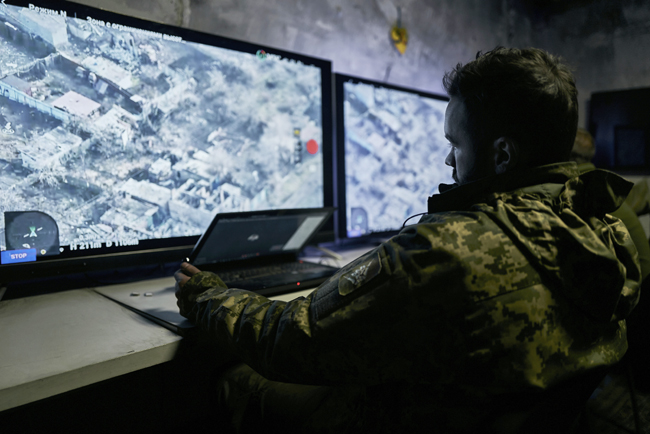 25일 우크라이나 동부 도네츠크주의 바흐무트 지하 사령실에서 우크라이나 군인이 드론으로 촬영한 영상을 보고 있다. AP 연합뉴스