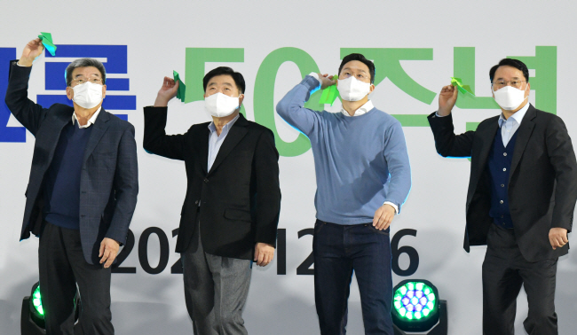 가삼현(왼쪽부터) 한국조선해양 부회장, 권오갑 HD현대 회장, 정기선 HD현대 사장, 한영석 현대중공업 부회장이 지난 26일 ‘50주년 비전 선포식’에서 응원 메시지를 담은 종이비행기를 날리고 있다.  HD현대 제공