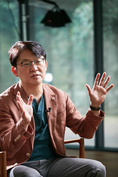 장대익 초대 가천대 창업대학장이 지난 21일 티앤씨재단 온라인 콘퍼런스 ‘인 디 아더 존스’에서 강연을 하고 있다.  티앤씨재단 제공