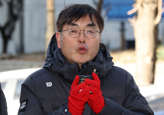 한동훈 법무부 장관 자택 문 앞까지 찾아가 공동주거침입 혐의로 고발된 ‘시민언론 더탐사’ 강진구 공동대표가 지난 14일 서울 마포구 서울경찰청 반부패수사대에 출석하기 전 기자회견을 하고 있다. 뉴시스