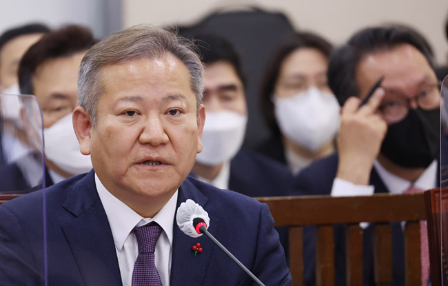 이상민 행정안전부 장관이 27일 국회에서 열린 ‘용산 이태원 참사 진상 규명과 재발 방지를 위한 국정조사 특별위원회’ 1차 기관보고에서 의원들의 질의에 답하고 있다. 연합뉴스