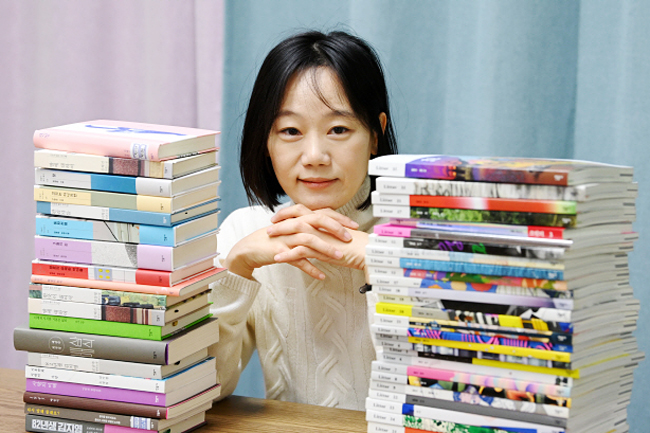 소설 ‘82년생 김지영’은 영화와 연극으로 만들어지고 한국 사회뿐만 아니라 해외에서도 수많은 담론을 만들어 낸 하나의 현상이었다. 이 책의 편집을 담당했던 박혜진 민음사 한국문학팀장이 서울 강남구 민음사에서 자신이 편집한 책들과 잡지들을 사이에 두고 포즈를 취하고 있다. 문호남 기자