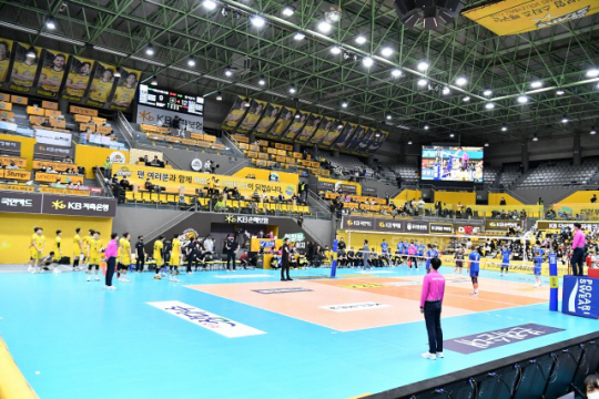 한국배구연맹은 28일 경기운영본부 주관 회의를 열고 27일 남자부 경기 도중 발생한 비디오 판독 오독과 관련한 관계자 징계를 결정했다. 사진은 KB손해보험과 한국전력 선수들이 의정부체육관에 설치된 전광판을 통해 비디오 판독 장면을 보고 있는 모습. 한국배구연맹 제공