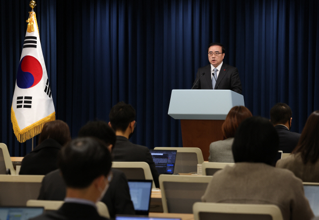 김성한 대통령실 국가안보실장이 28일 용산 대통령실 청사에서 윤석열 정부의 인도·태평양 전략에 대한 브리핑을 하고 있다.  연합뉴스