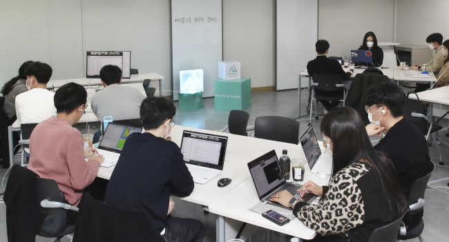 KT의 청년 디지털 인재 양성 프로그램인 ‘KT 에이블스쿨’에 참여한 교육생들이 실전형 프로젝트에 참여하고 있는 모습. KT 제공