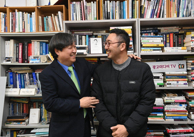 서구원(왼쪽) 한양사이버대 광고미디어학과 교수와 이 학교 졸업생 박경구 나인프로젝트 대표 겸 감독이 지난 27일 서울 성동구 한양사이버대 1관 서 교수실에서 만나 학교와 학과의 장점에 대해 이야기하며 크게 웃고 있다.  김호웅 기자