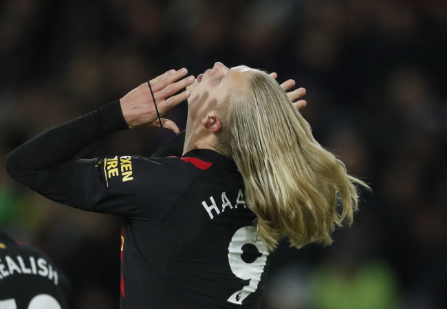 맨체스터시티의 엘링 홀란이 29일 오전(한국시간) 영국 리즈의 엘런드 로드에서 열린 EPL 원정경기에서 후반 19분 골을 넣은 후 긴 금발을 풀어헤쳐 다시 묶고 있다.  로이터 연합뉴스