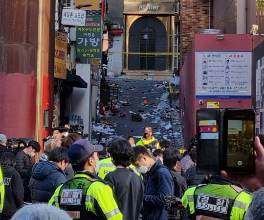 지난 10월 29일 이태원 핼러윈 참사가 발생한 서울 용산구 이태원동 해밀톤호텔 옆 좁은 골목길의 모습. 권승현 기자