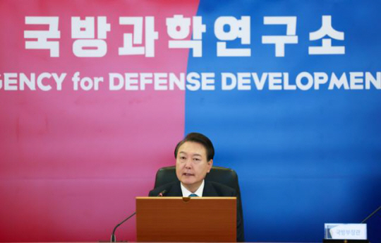 윤석열 대통령이 29일 대전 국방과학연구소를 방문, 최근 북한의 무인기 위협에 대한 우리 군의 감시·정찰 요격시스템을 포함한 국내 무기체계 개발 현황 전반을 점검하고 있다. 대통령실 제공