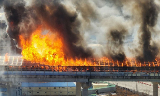 29일 오후 2시쯤 화재가 발생해 불길이 치솟고 있는 제2경인고속도로 북의왕IC 인근 방음터널. 온라인커뮤니티 캡처