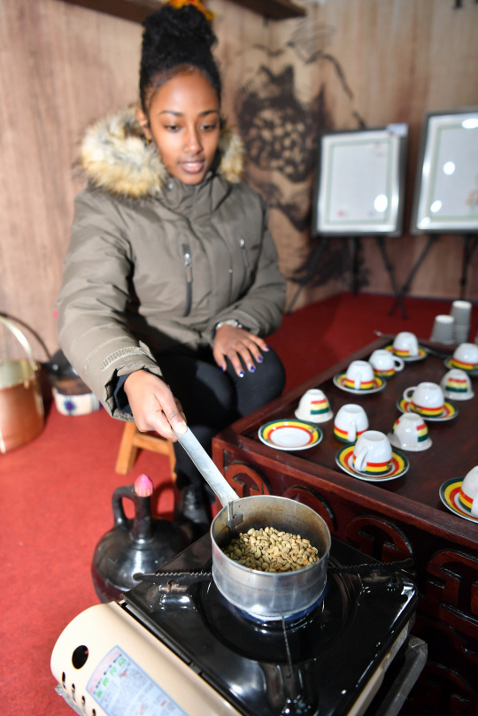 지난 2019년 화천산천어축제장에서 참전용사 후손들이 선보인 에티오피아 전통 커피. 화천군청 제공