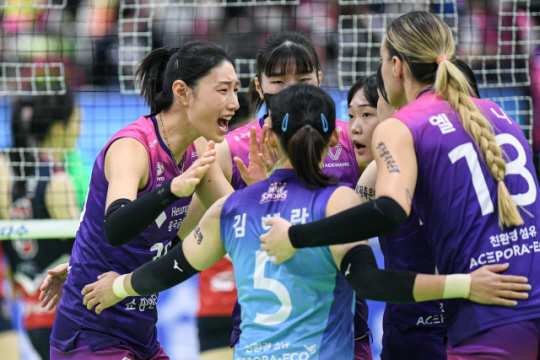 김연경(사진 왼쪽)이 29일 경기도 수원체육관에서 열린 현대건설과 도드람 2022~2023 V리그 여자부 3라운드에서 동료들을 격려하고 있다. 한국배구연맹 제공
