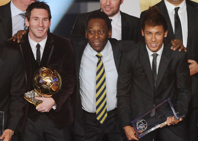 축구황제 펠레(가운데)가 지난 2012년 1월 10일(한국시간) 스위스 취리히에서 열린 2012 국제축구연맹(FIFA) 발롱도르 시상식에서 당시 발롱도르를 수상한 리오넬 메시(왼쪽)와 푸스카스상을 받은 네이마르(오른쪽)와 어깨동무를 하고 기념사진을 찍고 있다.  AFP 연합뉴스