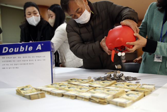 27일 전북 전주시 완산구 노송동 주민센터에서 직원들이 ‘얼굴 없는 천사’ 가 두고 간 성금을 확인하고 있다. 이 익명의 기부자는 2000년부터 23년째 총 8억8473만3690원의 성금을 기부했다.  연합뉴스
