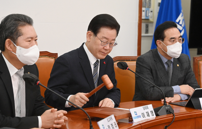 30일 오전 서울 여의도 국회에서 이재명(가운데) 더불어민주당 대표가 올해 마지막 최고위원회의를 주재하기 위해 의사봉을 두드리고 있다. 왼쪽부터 정청래 최고위원, 이 대표, 박홍근 원내대표.  김동훈 기자