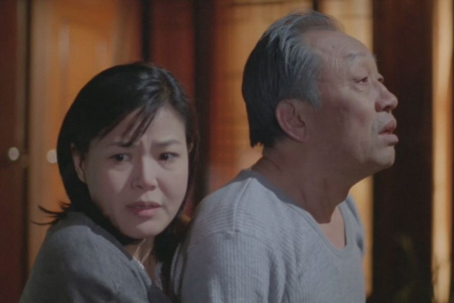 영화 ‘겨울 이야기’는 치매 노인(사진 오른쪽)과 그를 돌보는 며느리의 이야기를 담았다.