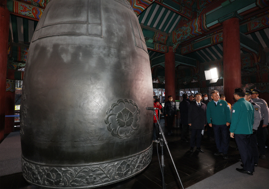 지난 30일 오후 이상민 행정안전부 장관이 서울 종로구 보신각에서 열릴 제야의 종 타종 행사 관련 현장을 점검하고 있다. 연합뉴스