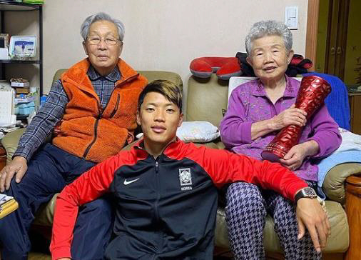 황희찬(26·울버햄프턴)이 지난 7일 인스타그램을 통해 귀국 뒤 포르투갈전 최우수 선수 트로피를 조부모에 선물하고 함께 찍은 사진을 공개했다. 출처: 황희찬 인스타그램 계정