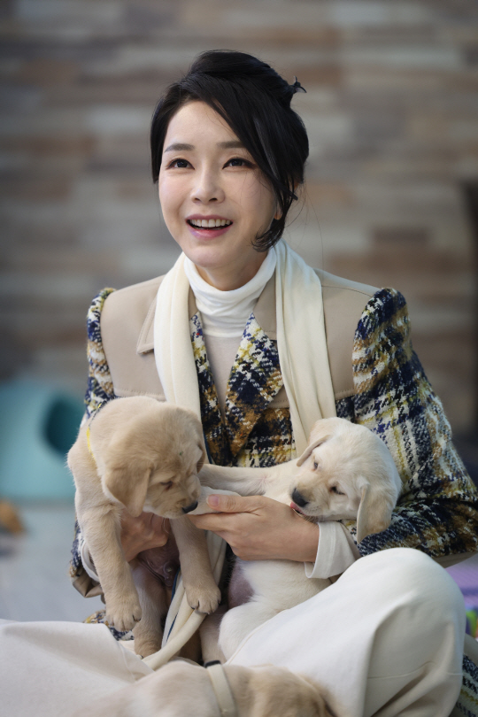 윤석열 대통령 부인 김건희 여사가 지난 24일 경기도 용인 삼성화재 안내견 학교에서 리트리버 강아지를 안아주고 있다. 뉴시스